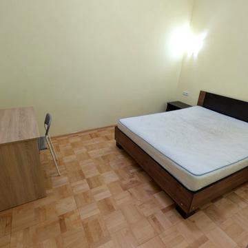 Богдана Хмельницького вул., 73