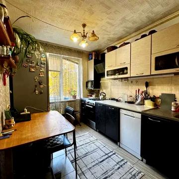 Прикордонника Лазаренка вул., 4