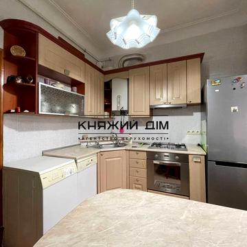 Будівельників вул., 41