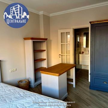 Богдана Хмельницького вул., 33