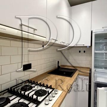 Академіка Амосова вул., 12