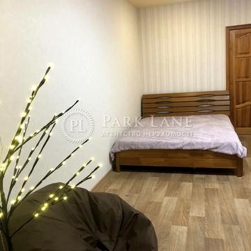 Раїси Окіпної вул., 8