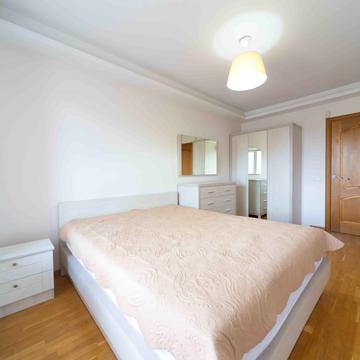 Романа Ратушного вул. (Волгоградська), 5