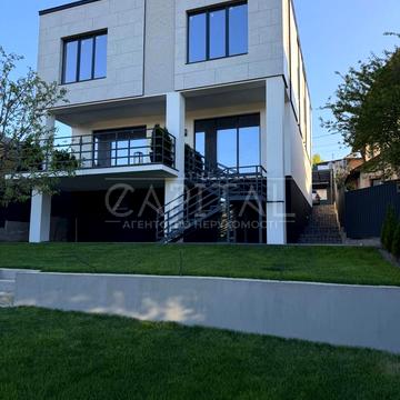 Листопадна вул., 1