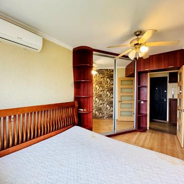 Космонавтів вул., 7