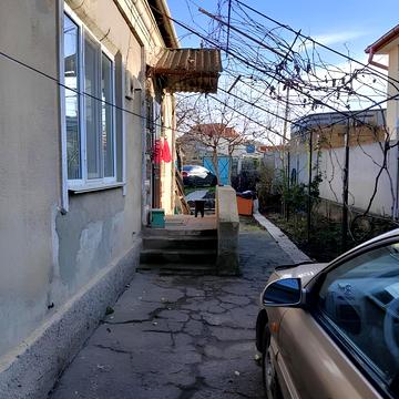 Дніпровська вул., 4