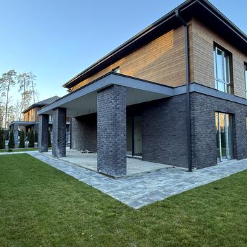 Михайла Чалого вул., 5