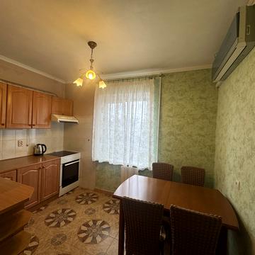 Срібнокільська вул., 16