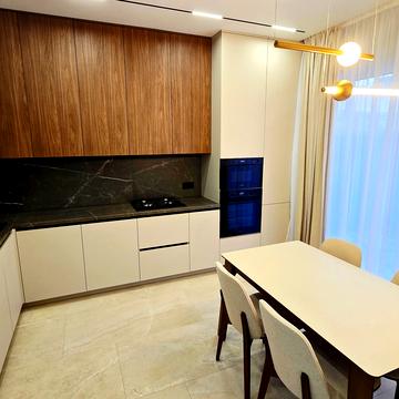 Макарівська вул., 12