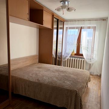 Листопадна вул., 16