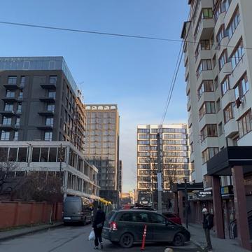 Хотинська вул., 12