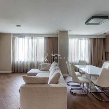 Дніпровська набережна вул., 1