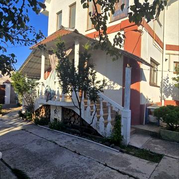 Каштанова вул., 7