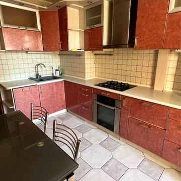 Академіка Корольова вул., 80