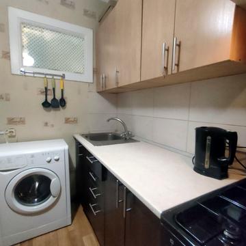 Йорданська вул. (Лайоша Гавро), 4