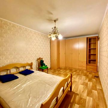 Мілютенка вул., 11