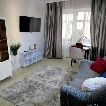 Олександра Поля просп. (Кірова), 82