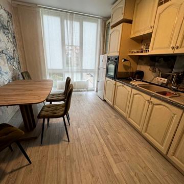 Парусна вул. (Героїв Сталінграду), 1