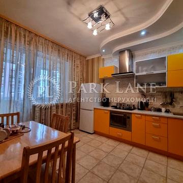 Анни Ахматової вул., 13