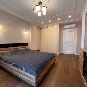 Дмитрівська вул., 75