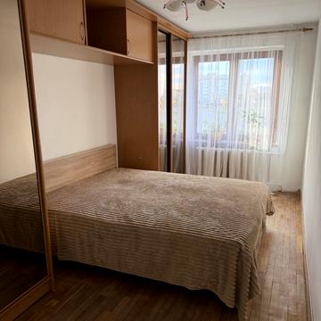 Листопадна вул., 12