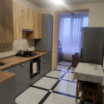 Героїв Небесної Сотні просп., 30