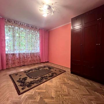 Каховська вул., 35