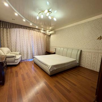 Володимира Антоновича вул. (Свердлова), 18