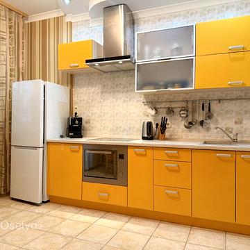 Анни Ахматової вул., 13