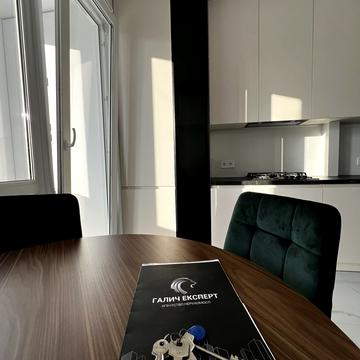 Угорська вул., 12