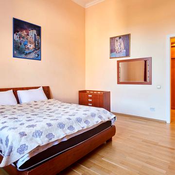 Музейний пров., 8-Б