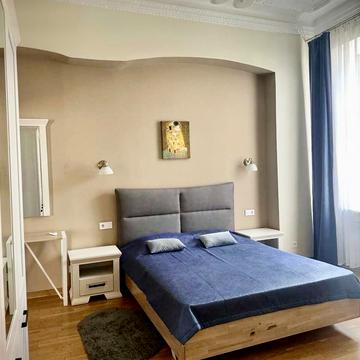 Десятинна вул., 1/3