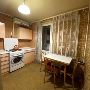 Братиславська вул., 12