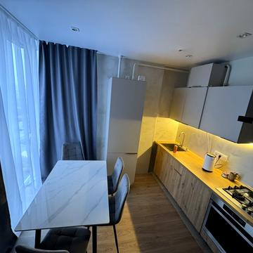 Кришталева вул., 1-Б