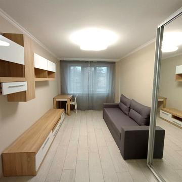 Мілютенка вул., 23