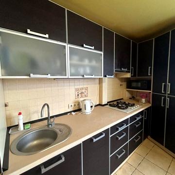 Нижньосироватська вул., 24