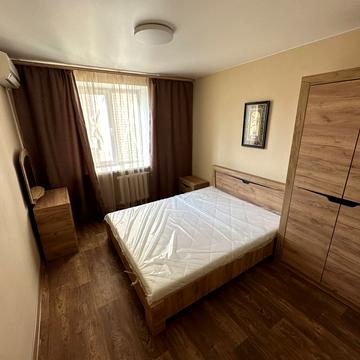 Михайла Грушевського вул. (Карла Лібкнехта), 14