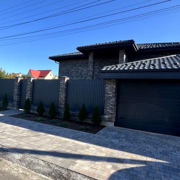 Весняна вул., 2