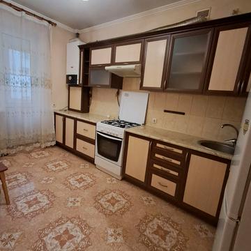 Тролейбусна вул., 32