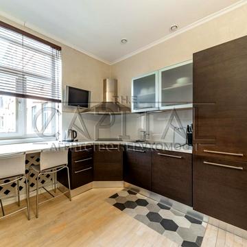 Інститутська вул., 24/7