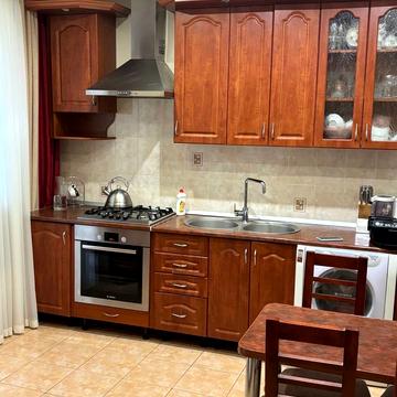 Тролейбусна вул., 14