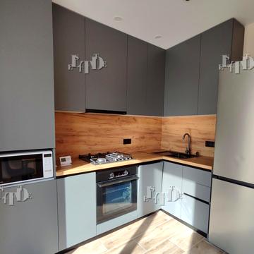 Героїв Небесної Сотні просп., 16/26