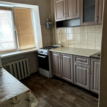 Листопадова вул., 1а