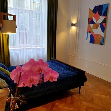 Дніпровська вул., 8