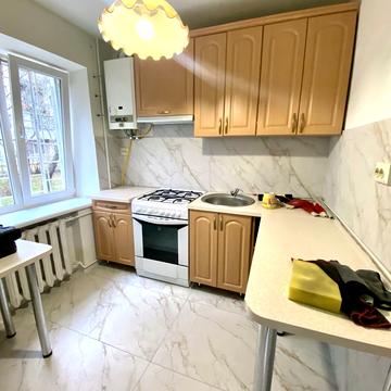 Угорська вул., 25