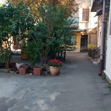 Ніжинська вул., 8