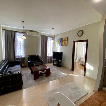 Куликівський узвіз (Революції), 13