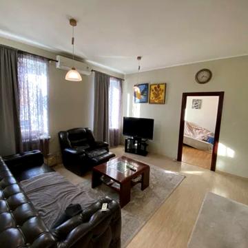 Куликівський узвіз (Революції), 13