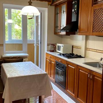 Академіка Корольова вул., 80