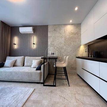 Літературна вул., 10-Б